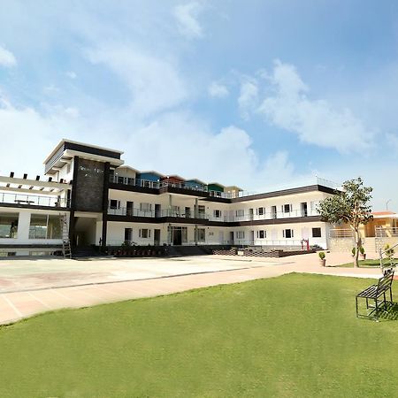 Clement Town Nauka Hills Resort מראה חיצוני תמונה